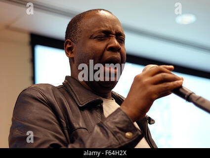 Londra, Regno Unito. Xi Nov, 2015. Ruandese di cantautore Jean-Paul Samputu esegue in uno screening di risalita dalla cenere, un film circa i ruandesi Cycling team a Londra 11.11.2015 Credito: theodore liasi/Alamy Live News Foto Stock