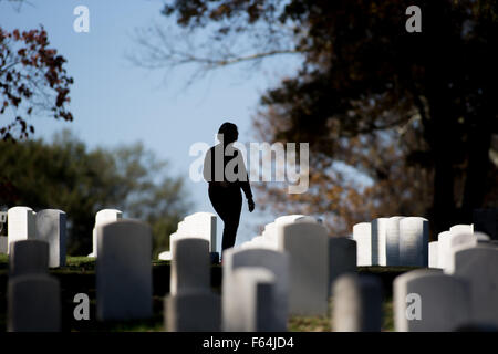 Marietta, GA, Stati Uniti d'America. Xi Nov, 2015. Una donna cammina attraverso il Marietta Cimitero Nazionale sui veterani del giorno. © Branden Camp/ZUMA filo/Alamy Live News Foto Stock