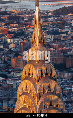 Dettaglio dell'Art Deco corona e la guglia di Chrysler Building in Midtown Manhattan al tramonto. New York City vista aerea. Foto Stock