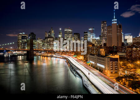 Paesaggio urbano di notte di Lower Manhattan distretto finanziario con i grattacieli illuminati e il World Trade Center. La città di New York Foto Stock