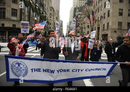 La città di New York, Stati Uniti. Decimo Nov, 2015. New York City i membri del consiglio di marzo dietro banner. New York City veterani della giornata è stata guidata dal Navy US come questo anno di servizio complete e grand marshal e guerra mondiale due veterano navale Robert Morgenthau. © Andy Katz/Pacific Press/Alamy Live News Foto Stock