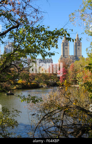 Imbarcazioni a remi sul lago con Skyline di Central Park di New York Foto Stock