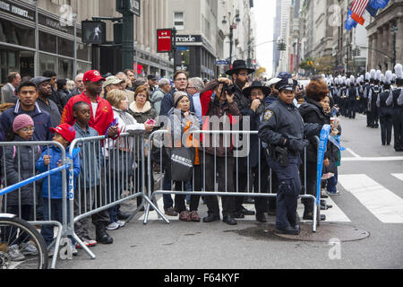 New York, Stati Uniti d'America. Xi Nov, 2015. Reduci dal e in rappresentanza di tutte le guerre con noi il coinvolgimento in marzo il veterano del giorno Parade di New York City. Credito: David Grossman/Alamy Live News Foto Stock
