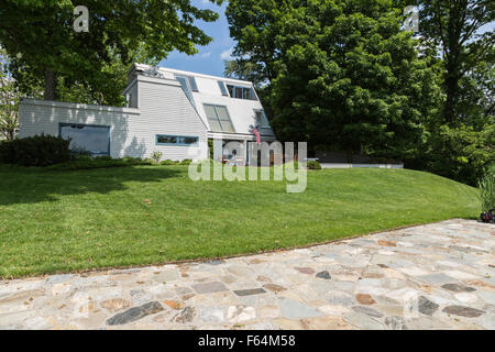 Three Story House Exterior, Connecticut, USA. stile anni '60 Foto Stock