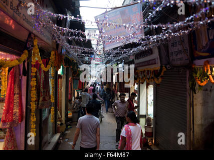 New Delhi, India. Xi Nov, 2015. La gente a piedi in una strada decorata con nastri per Diwali a Nuova Delhi, capitale dell'India, nov. 11, 2015. Diwali, la festa indù delle luci, simboleggia il rientro in patria di dio indù, Signore Rama, dopo la sua vittoria sul demone Ravana Re. Credito: Bi Xiaoyang/Xinhua/Alamy Live News Foto Stock