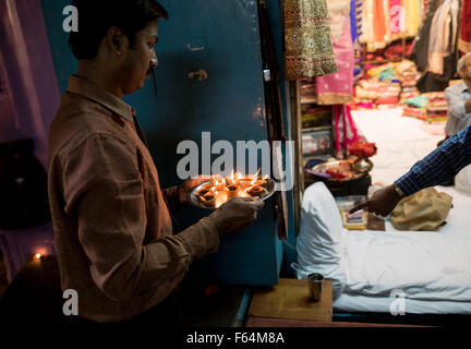 New Delhi, India. Xi Nov, 2015. Un venditore vende Diwali candele come emblema di luminosità e di felicità in una strada di Nuova Delhi, capitale dell'India, nov. 11, 2015. Diwali, la festa indù delle luci, simboleggia il rientro in patria di dio indù, Signore Rama, dopo la sua vittoria sul demone Ravana Re. Credito: Bi Xiaoyang/Xinhua/Alamy Live News Foto Stock