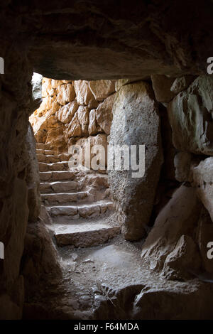 I passaggi che conducono dalla cisterna sotterranea presso il sito storico di Micene, Grecia Foto Stock