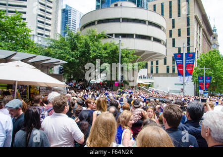 Sydney, Australia. Xii Nov, 2015. Il principe Carlo e Camilla visita a Sydney durante il loro Tour Australiano. La figura mostra la grande folla in Martin Place sperando di vedere il principe Carlo e Camilla. Credito: mjmediabox/Alamy Live News Foto Stock