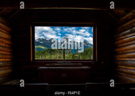 La mattina presto vista del Grand Teton Mountains da all'interno della cappella della Trasfigurazione si trova all interno del parco Foto Stock