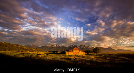 Panorama di drammatiche mattino cielo sopra le montagne del Wyoming Grand Teton National Park Foto Stock