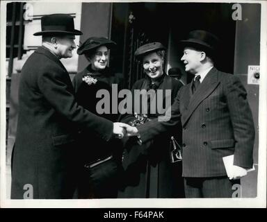 1953 - Sir William Slim lasciare oggi per l'Australia Maresciallo di Campo Sir William Slim, sorriso con Lady Slim oggi, per l'Australia, ad assumere i suoi doveri come governatore generale. Egli ha lasciato l'Australia oggi in Aula per Tilbery. Keystone Mostra fotografica di:- Maresciallo di Campo Sir William Slim è un addio da Sir Thomas White, l Alto commissariato australiano, guardato dalla signora bianco e Lady Slim, in Australia casa di oggi. Esercito britannico © Keystone Pictures USA/ZUMAPRESS.com/Alamy Live News Foto Stock