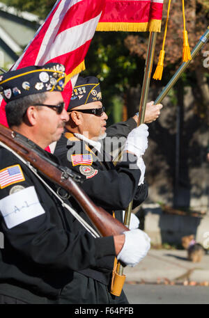 Modesto, CA, Stati Uniti d'America. Xi Nov, 2015. Veterani a piedi il percorso della parata tenendo una bandiera americana durante la giornata dei veterani sfilata in Modesto California Mercoledì nov. Xi 2015. © Marty Bicek/ZUMA filo/Alamy Live News Foto Stock