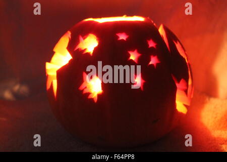 Bella zucca arancione con shine stelle, pesci sulla lanterna di Halloween Foto Stock