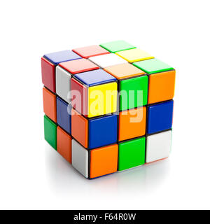Cubo di Rubik su sfondo bianco Foto Stock