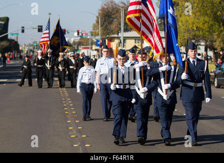 Modesto, CA, Stati Uniti d'America. Xi Nov, 2015. Membri della Air Force JROTC a piedi il percorso della parata tenendo una bandiera americana durante la giornata dei veterani sfilata in Modesto California Mercoledì nov. Xi 2015. © Marty Bicek/ZUMA filo/Alamy Live News Foto Stock