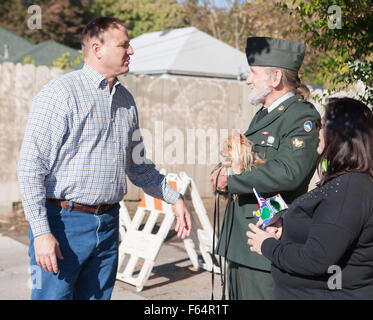 Modesto, CA, Stati Uniti d'America. Xi Nov, 2015. Dal congressista Jeff Denham camminato il percorso della parata durante i veterani parata del giorno in Modesto California Mercoledì nov. Xi 2015. Dal congressista Denham ha avuto un momento di scuotere il veterano Richard Wright lungo il percorso della parata. © Marty Bicek/ZUMA filo/Alamy Live News Foto Stock