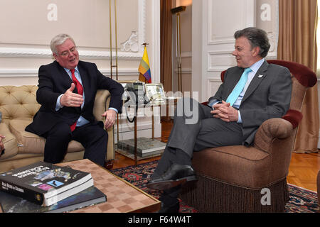 Bogotà, Colombia. Xi Nov, 2015. Foto fornita dalla Colombia assumerà la Presidenza mostra il presidente colombiano Juan Manuel Santos (R) incontro con inviato speciale dell'Unione europea per il processo di pace in Colombia Eamon Gilmore(L) a Bogotà, Colombia, il nov. 11, 2015. © Juan Pablo Bello/Colombia la Presidenza/Xinhua/Alamy Live News Foto Stock