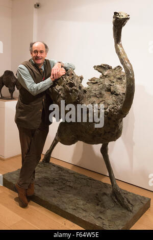 Londra, Regno Unito. 11 novembre 2015. Nella foto: artista Mark Coreth. Mostra di scultore britannico Mark Coreth apre al contemporaneo Sladmore Gallery di Mayfair e corre fino al dicembre 2015. Credito: Immagini vibranti/Alamy Live News Foto Stock