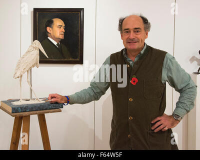 Londra, Regno Unito. 11 novembre 2015. Nella foto: artista Mark Coreth opere su uno studio di un uccello di fronte un ritratto dipinto da suo figlio Jamie. Mostra di scultore britannico Mark Coreth apre al contemporaneo Sladmore Gallery di Mayfair e corre fino al dicembre 2015. Credito: Immagini vibranti/Alamy Live News Foto Stock