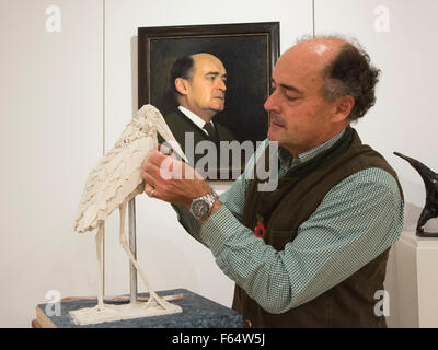 Londra, Regno Unito. 11 novembre 2015. Nella foto: artista Mark Coreth opere su uno studio di un uccello di fronte un ritratto dipinto da suo figlio Jamie. Mostra di scultore britannico Mark Coreth apre al contemporaneo Sladmore Gallery di Mayfair e corre fino al dicembre 2015. Credito: Immagini vibranti/Alamy Live News Foto Stock