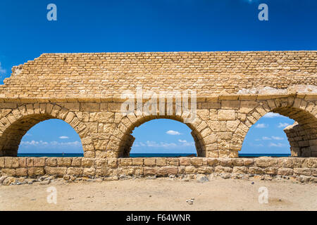 I resti di un acquedotto romano vicino al centro storico della città di Cesarea, Israele, Medio Oriente. Foto Stock