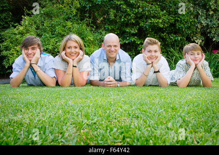 Famiglia di cinque persone in posa sul prato Foto Stock