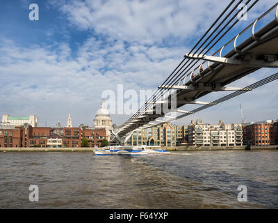 Lo skyline di Londra con Millennium bridge visto dal Tamigi Foto Stock