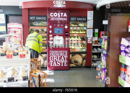 Costa di caffè espresso e bevande calde in un costo taglierina store Foto Stock