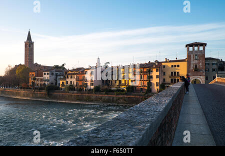 L'Italia, Verona, vista del vecchio centro della città dal Ponte Pietra sul fiume Adige Foto Stock