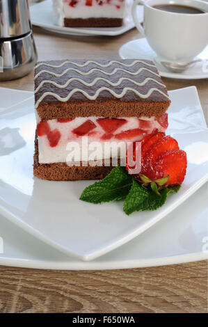 Fragola souffle su un cioccolato pan di spagna Foto Stock