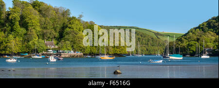 Greenway molo vicino Greenway Station Wagon sul fiume Dart visto da Dittisham, Devon, Inghilterra, Regno Unito Foto Stock