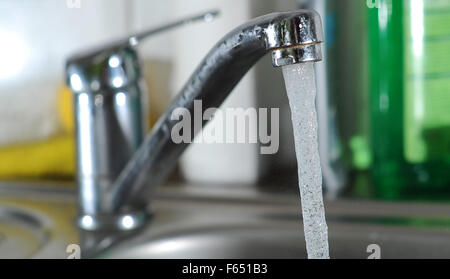 Illustrazione - Esecuzione di acqua di rubinetto a Dresda (Sassonia), Germania, 11 marzo 2013. Foto: Thomas Eisenhuth Foto Stock