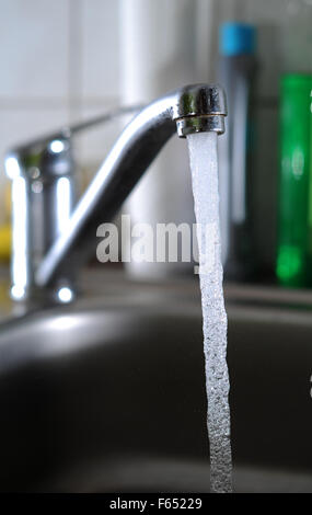 Illustrazione - Esecuzione di acqua di rubinetto a Dresda (Sassonia), Germania, 11 marzo 2013. Foto: Thomas Eisenhuth Foto Stock