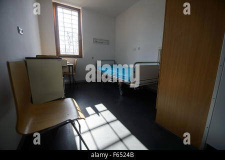 Consente di visualizzare in un vuoto di stanza di ospedale nel penitenziario a Dresda (Sassonia), Germania, 02 marzo 2015. Foto: Thomas Eisenhuth Foto Stock