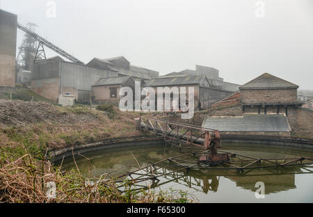 La nebbia oltre la Geevor Miniera di stagno Heritage Centre in Cornovaglia, England, Regno Unito, Gran Bretagna Foto Stock