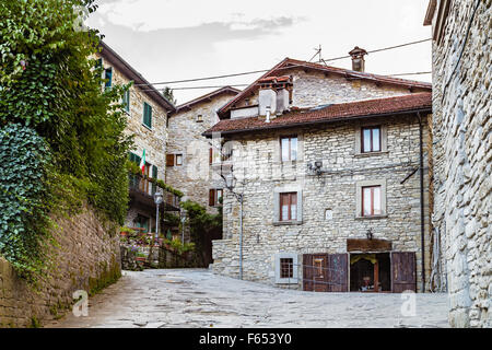 Vicoli nel borgo medievale di borgo di montagna in Toscana caratterizzato da case con pareti di pietre derivata dal Rinascimento Foto Stock