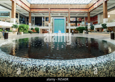 Interno dell atrio al nuovo Yas Mall sulla Yas Island di Abu Dhabi Emirati Arabi Uniti Foto Stock