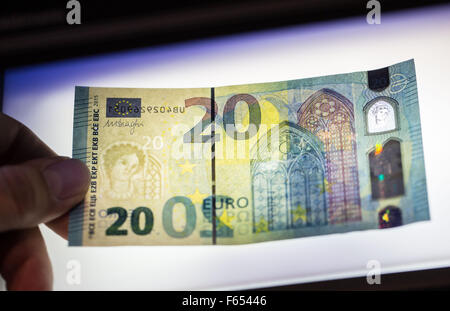 Un nuovo 20-di banconote in euro possono essere visti su un tavolo luminoso in Federal Bank Headquarters in Frankfurt am Main, Germania, 12 novembre 2015. Le banconote di entrare in circolazione a partire 25 novembre 2015. Foto: FRANK RUMPENHORST/dpa Foto Stock