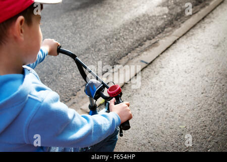 Ragazzo su una bicicletta Foto Stock