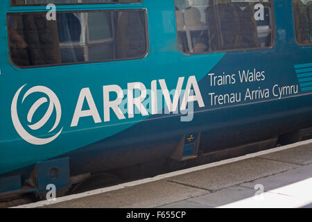 Treni arriva il treno Galles si fermò a novembre alla stazione ferroviaria di Swansea, in Galles UK Foto Stock