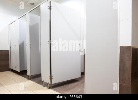 In un edificio pubblico sono servizi igienici womans whit porte bianco Foto Stock