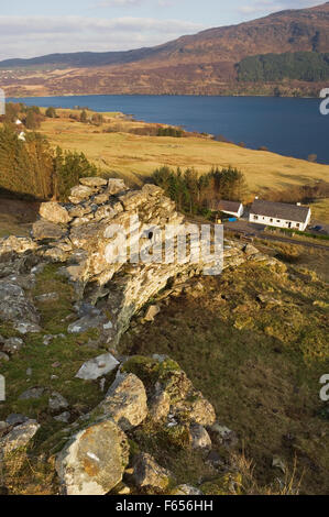 Dun un Ruigh Ruadh Broch si affaccia su Loch Ginestra, Ross-shire, Scozia. Foto Stock