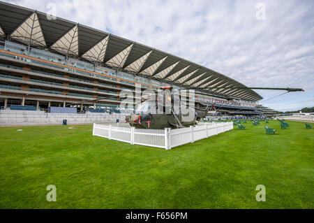 Ascot Racecourse è un ippodromo britannica, situato in Ascot Berkshire, Inghilterra, che viene usato per corse di cavalli purosangue. Grandstand Foto Stock