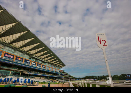 Ascot Racecourse è un ippodromo britannica, che si trova a Ascot, Royal Berkshire, Inghilterra, che viene usato per corse di cavalli purosangue. Grandstand Foto Stock