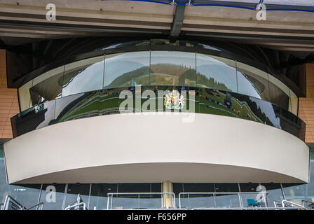 Royal Box presso l'ippodromo di Ascot, un ippodromo britannico situato ad Ascot, Berkshire, Inghilterra, utilizzato per le corse di cavalli purosangue. Grandstand Foto Stock