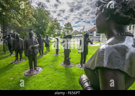 Royal Ascot. La scultura chiamato "unendo due società", originariamente commissionato dal sig. W J Gredley.Gates provengono da Harland e Wolff Co. Foto Stock