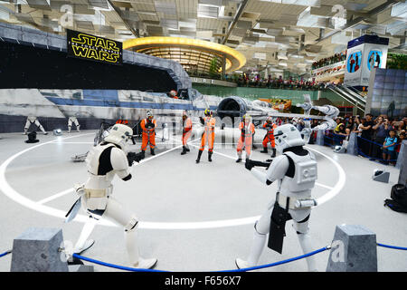 Singapore. Xii Nov, 2015. Gli artisti interpreti o esecutori vestiti come i personaggi del film Guerre Stellari, eseguire durante le guerre stellari, fighters cerimonia di inaugurazione all'Aeroporto Changi di Singapore, su nov. 12, 2015. L'Aeroporto Changi di Singapore il giovedì si è tenuta una cerimonia di inaugurazione per la 2 la vita dei modelli a grandezza naturale di Guerre Stellari, movie aerei da combattimento, X-Wing fighter e TIE Fighter. Allo stesso tempo, All Nippon Airlines (ANA) ha organizzato un tour di media della sua B787 aereo di linea in Star Wars' R2-D2 livrea. Credito: Quindi Chih Wey/Xinhua/Alamy Live News Foto Stock