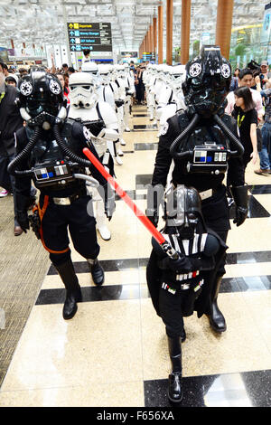 Singapore. Xii Nov, 2015. Gli artisti interpreti o esecutori vestiti come i personaggi del film Guerre Stellari, eseguire durante le guerre stellari, fighters cerimonia di inaugurazione all'Aeroporto Changi di Singapore, su nov. 12, 2015. L'Aeroporto Changi di Singapore il giovedì si è tenuta una cerimonia di inaugurazione per la 2 la vita dei modelli a grandezza naturale di Guerre Stellari, movie aerei da combattimento, X-Wing fighter e TIE Fighter. Allo stesso tempo, All Nippon Airlines (ANA) ha organizzato un tour di media della sua B787 aereo di linea in Star Wars' R2-D2 livrea. Credito: Quindi Chih Wey/Xinhua/Alamy Live News Foto Stock