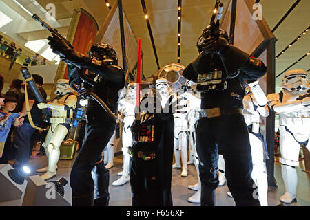 Singapore. Xii Nov, 2015. Gli artisti interpreti o esecutori vestiti come i personaggi del film Guerre Stellari, eseguire durante le guerre stellari, fighters cerimonia di inaugurazione all'Aeroporto Changi di Singapore, su nov. 12, 2015. L'Aeroporto Changi di Singapore il giovedì si è tenuta una cerimonia di inaugurazione per la 2 la vita dei modelli a grandezza naturale di Guerre Stellari, movie aerei da combattimento, X-Wing fighter e TIE Fighter. Allo stesso tempo, All Nippon Airlines (ANA) ha organizzato un tour di media della sua B787 aereo di linea in Star Wars' R2-D2 livrea. Credito: Quindi Chih Wey/Xinhua/Alamy Live News Foto Stock