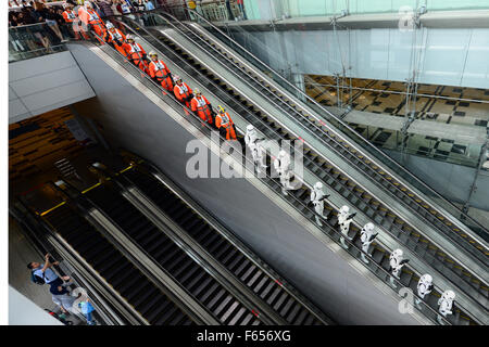 Singapore. Xii Nov, 2015. Gli artisti interpreti o esecutori vestiti come i personaggi del film Guerre Stellari, eseguire durante le guerre stellari, fighters cerimonia di inaugurazione all'Aeroporto Changi di Singapore, su nov. 12, 2015. L'Aeroporto Changi di Singapore il giovedì si è tenuta una cerimonia di inaugurazione per la 2 la vita dei modelli a grandezza naturale di Guerre Stellari, movie aerei da combattimento, X-Wing fighter e TIE Fighter. Allo stesso tempo, All Nippon Airlines (ANA) ha organizzato un tour di media della sua B787 aereo di linea in Star Wars' R2-D2 livrea. Credito: Quindi Chih Wey/Xinhua/Alamy Live News Foto Stock